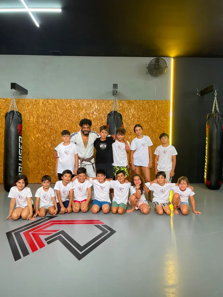 Foto de grupo do camp na academia, com o instrutor