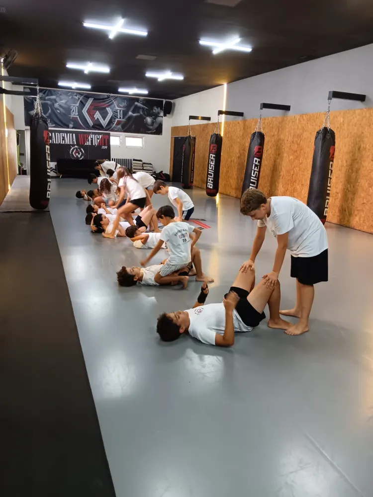 Treino de solo em pares, na academia
