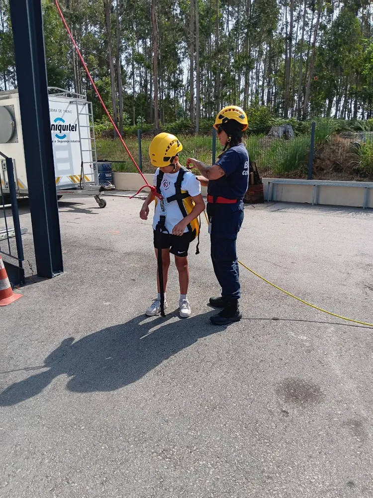 Preparação para a descida em rapel, com os bombeiros