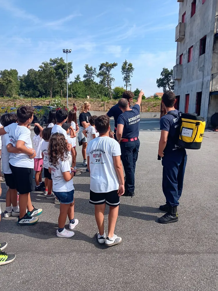 Grupo do camp na visita ao quartel dos bombeiros